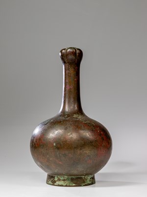 Lot 179 - GARLIC HEAD BRONZE VASE