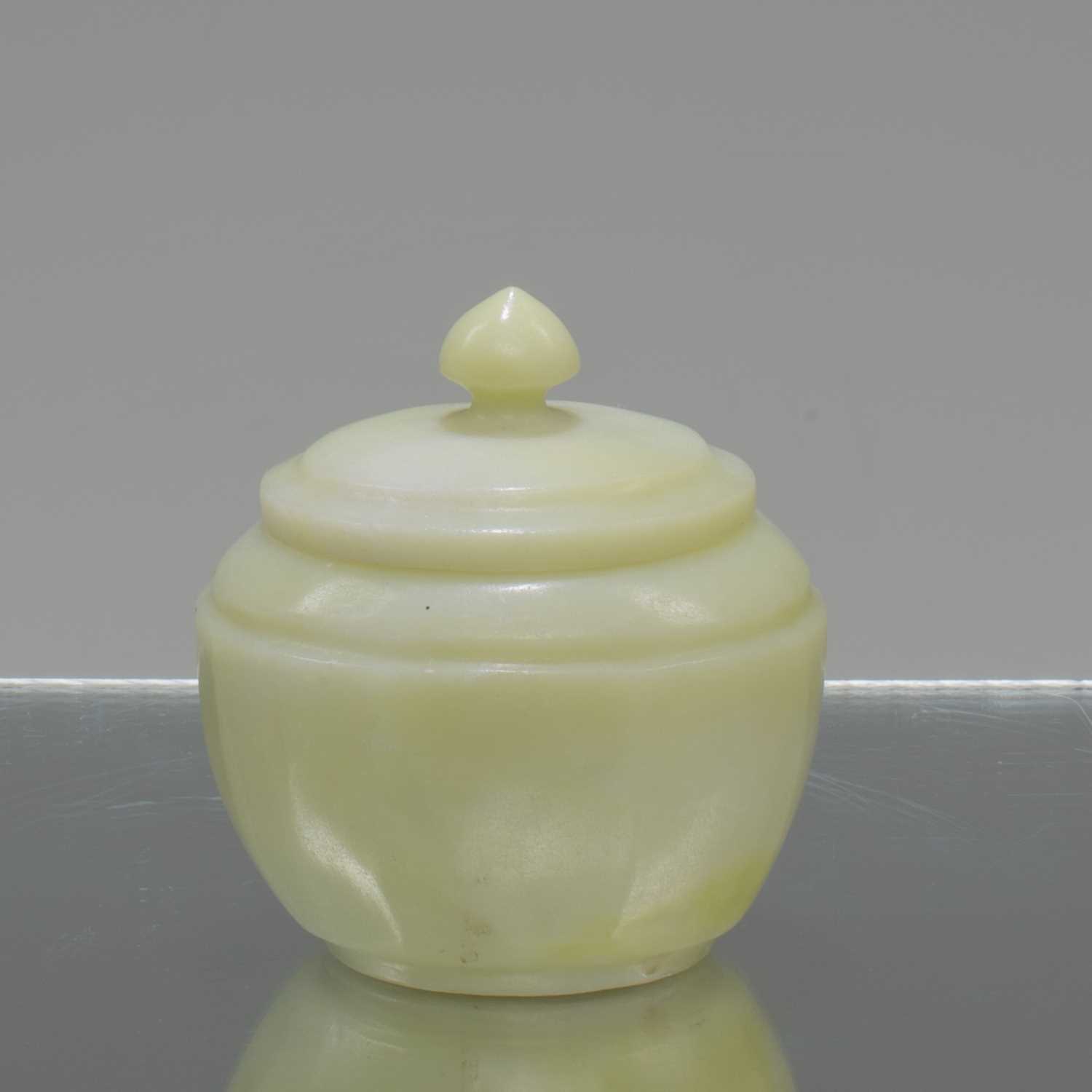 Lot 19 - (R) SMALL JADE POT WITH LID CHINA 19TH CENTURY