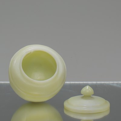 Lot 19 - (R) SMALL JADE POT WITH LID CHINA 19TH CENTURY