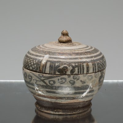Lot 36 - (R) LIDDED POT