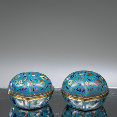 Lot 56 - RARE CHINESE QIANLONG / JIAQING PERIODE PEACH FORMED CLOISONNE BOX WITH FRUITS AND BATS