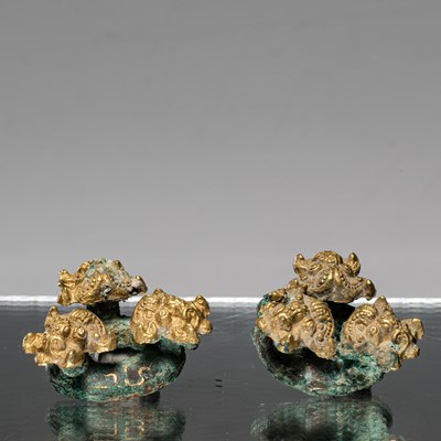 Lot 113 - (R) PAIR OF GOLD FOIL-DECORATED BRONZE HARNESS FITTINGS WARRING STATES PERIOD, 5TH-4TH CENTURY BC