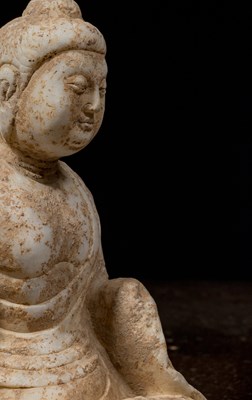 Lot 3 - A MARBLE FIGURE OF A SEATED BUDDHA NORTHERN QI (550-577 CE)