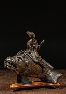 Lot 7 - A RARE CHINESE BRONZES FIGURE OF AN IMMORTAL RIDING A MTHICAL FISH-DRAGON