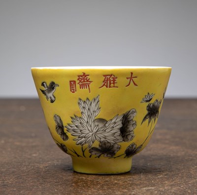 Lot 54 - A FINE YELLOW-GROUND PORCELAIN CUP, CHINA QING DYNASTY, WITH YONGZHENG MARK AND PERIOD (1723-1735)