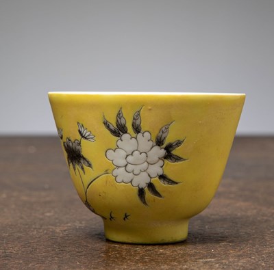 Lot 54 - A FINE YELLOW-GROUND PORCELAIN CUP, CHINA QING DYNASTY, WITH YONGZHENG MARK AND PERIOD (1723-1735)