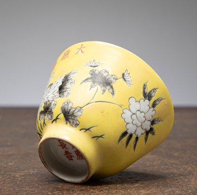 Lot 54 - A FINE YELLOW-GROUND PORCELAIN CUP, CHINA QING DYNASTY, WITH YONGZHENG MARK AND PERIOD (1723-1735)
