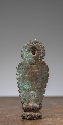 Lot 72 - A SMALL BRONZE FIGURE OF A GUARDIAN DEITY, CHINA MNG DYNASTY