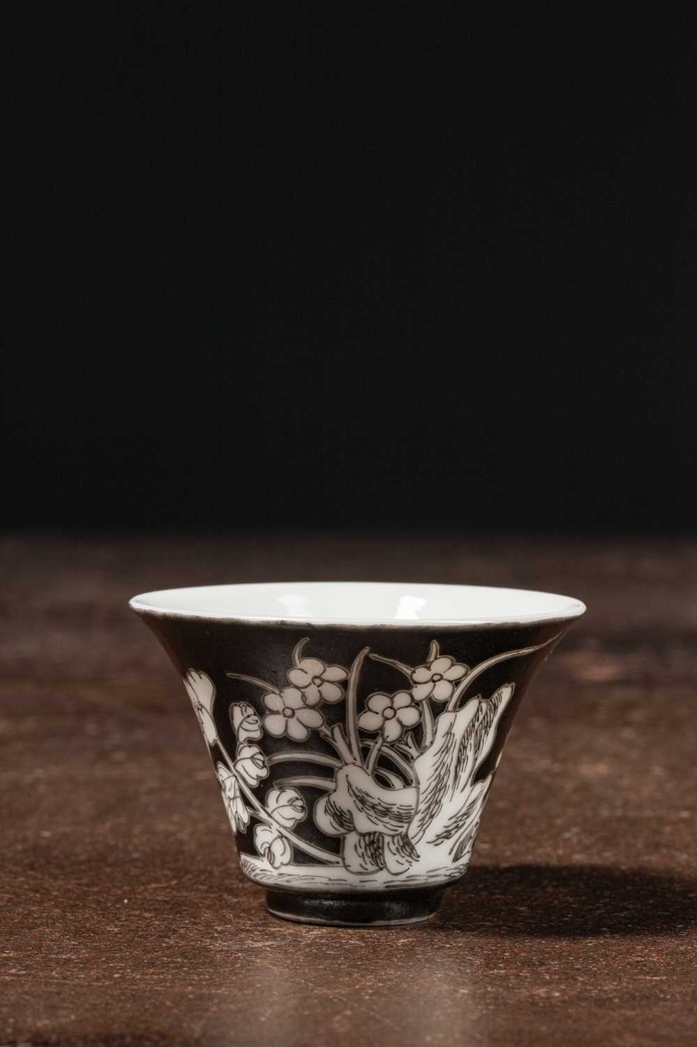 Lot 58 - A BLACK-GROUND PORCELAIN CUP WITH CHINA LATE QINGY DYNASTY TO EARLY REPUBLIC PERIOD