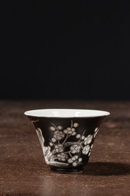 Lot 58 - A BLACK-GROUND PORCELAIN CUP WITH CHINA LATE QINGY DYNASTY TO EARLY REPUBLIC PERIOD