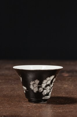Lot 58 - A BLACK-GROUND PORCELAIN CUP WITH CHINA LATE QINGY DYNASTY TO EARLY REPUBLIC PERIOD