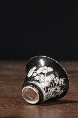 Lot 58 - A BLACK-GROUND PORCELAIN CUP WITH CHINA LATE QINGY DYNASTY TO EARLY REPUBLIC PERIOD