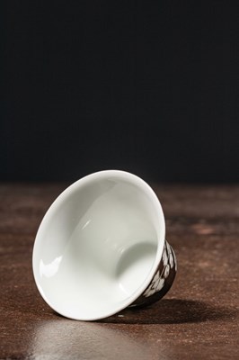 Lot 58 - A BLACK-GROUND PORCELAIN CUP WITH CHINA LATE QINGY DYNASTY TO EARLY REPUBLIC PERIOD
