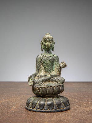 Lot 366 - A BRONZE FIGURE OF BUDDHA, SWAT VALLEY, 7TH - 9TH CENTURY