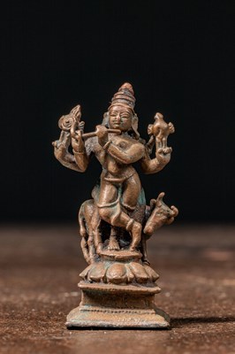 Lot 163 - A BRONZE FIGURE OF KRISHNA PLAYING THE FLUTE INDIA 17TH CENTURY