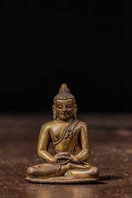 Lot 208 - A SMALL GILT BRONZE FIGURE OF ŚĀKYAMUNI BUDDHA TIBET 15TH CENTURY