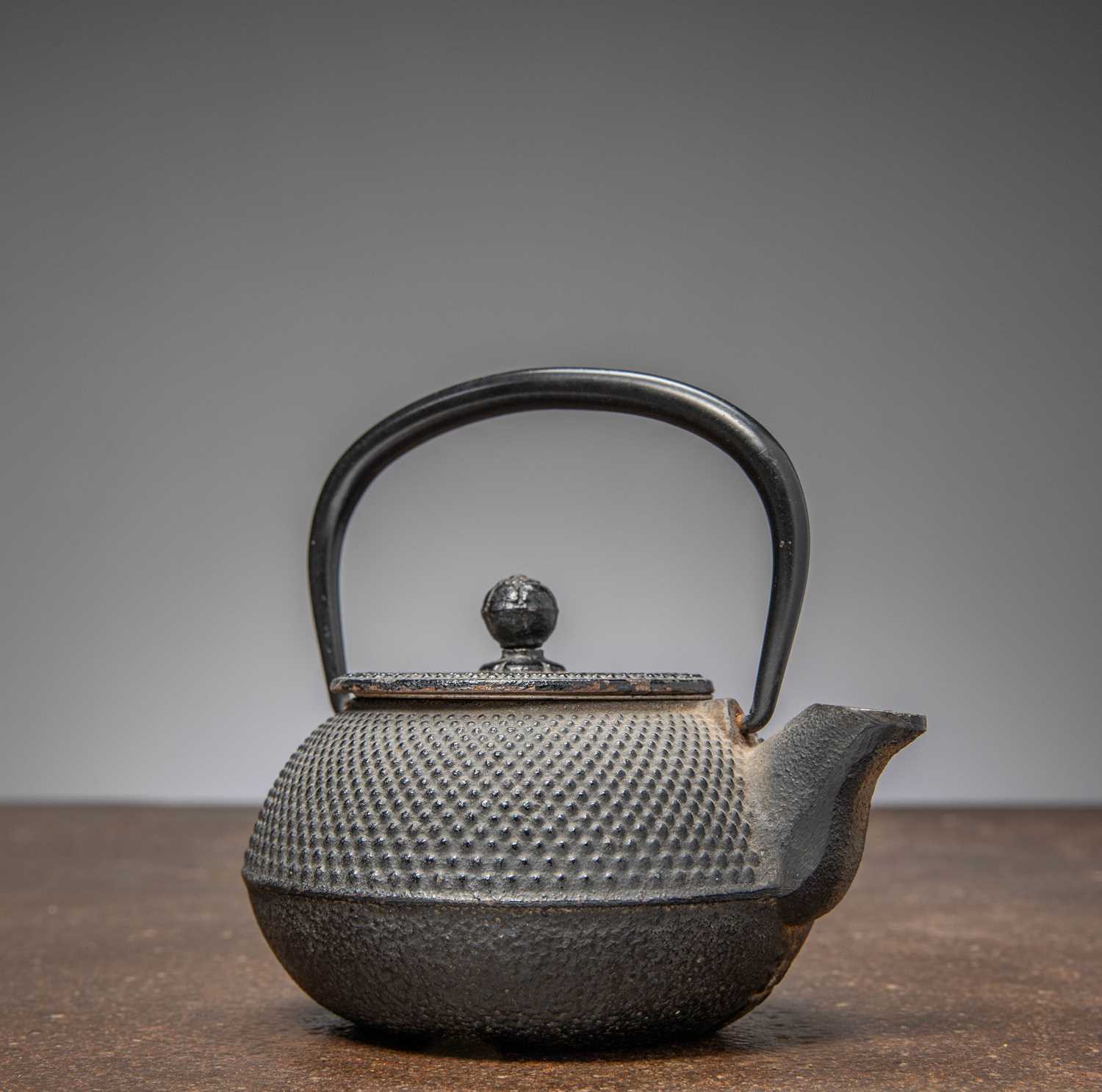 Lot 35 - (R) A JAPANESE CAST-IRON TEAPOT (TETSUBIN) SHOWA PERIOD 20TH CENTURY