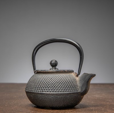 Lot 460 - (R) A JAPANESE CAST-IRON TEAPOT (TETSUBIN) SHOWA PERIOD 20TH CENTURY