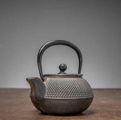 Lot 35 - (R) A JAPANESE CAST-IRON TEAPOT (TETSUBIN) SHOWA PERIOD 20TH CENTURY