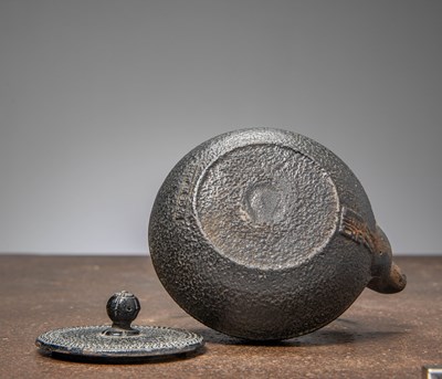 Lot 35 - (R) A JAPANESE CAST-IRON TEAPOT (TETSUBIN) SHOWA PERIOD 20TH CENTURY