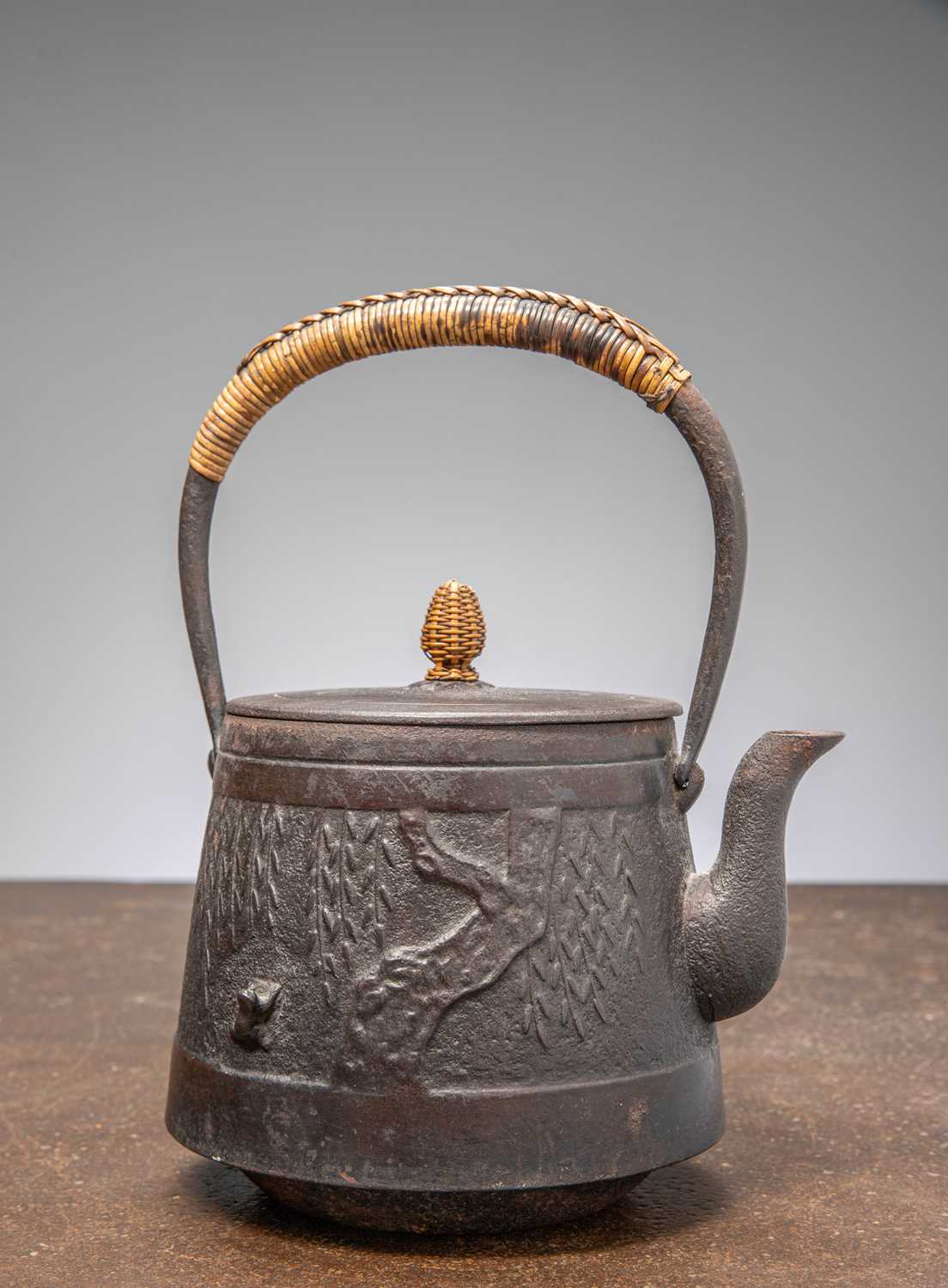 Lot 65 - (R) CAST IRON TETSUBIN KETTLE JAPAN 19TH CENTURY