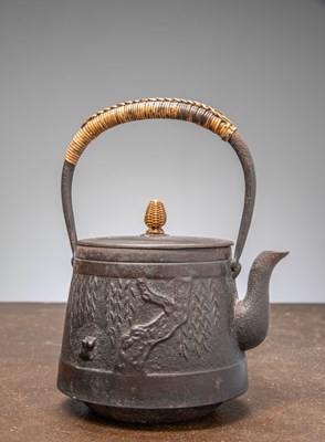 Lot 449 - (R) CAST IRON TETSUBIN KETTLE JAPAN 19TH CENTURY