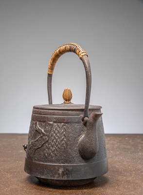 Lot 65 - (R) CAST IRON TETSUBIN KETTLE JAPAN 19TH CENTURY