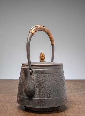 Lot 65 - (R) CAST IRON TETSUBIN KETTLE JAPAN 19TH CENTURY