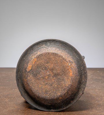 Lot 65 - (R) CAST IRON TETSUBIN KETTLE JAPAN 19TH CENTURY