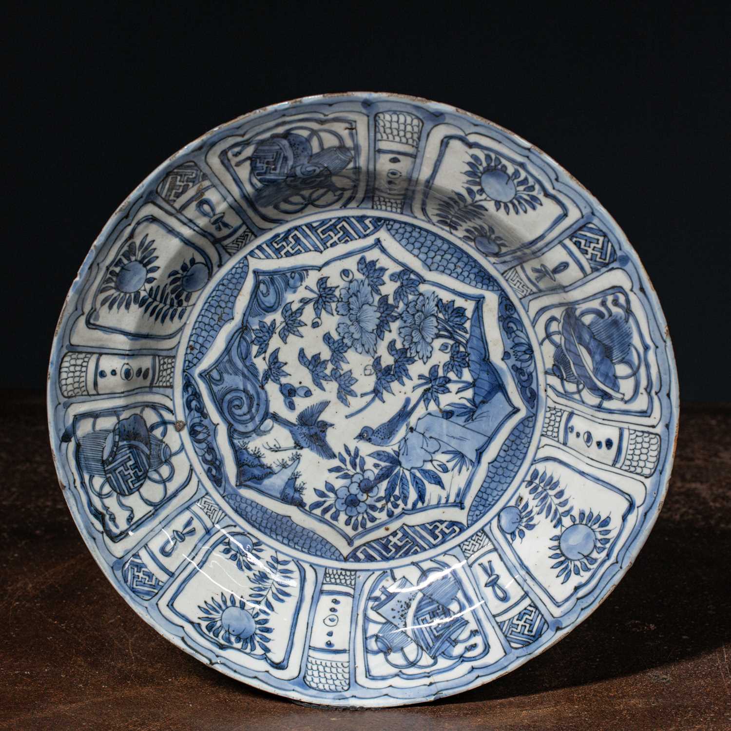 Lot 90 - (R) BLUE AND WHITE DISH LATE MING DYNASTY CHINA 1600 - 1620