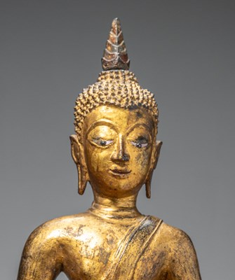 Lot 33 - (R) A GILT BRONZE FIGURE OF BUDDHA ON A LATER INSCRIBED BASE THAILAND AYUTTHYA (1600 - 1650)