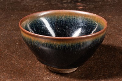 Lot 80 - (R) AN EXCELLENT TEMMOKU TEA BOWL, YAOZHOU KILNS, SONG DYNASTY, CHINA, 12TH–13TH CENTURY