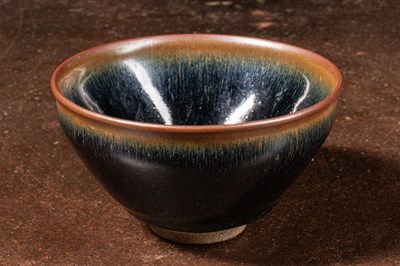 Lot 80 - (R) AN EXCELLENT TEMMOKU TEA BOWL, YAOZHOU KILNS, SONG DYNASTY, CHINA, 12TH–13TH CENTURY