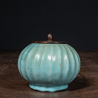 Lot 96 - (R) A RARE LONGQUAN YAO VASE IN POMELO SHAPED SELADON LIGHT GREEN GLAZE