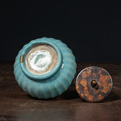 Lot 96 - (R) A RARE LONGQUAN YAO VASE IN POMELO SHAPED SELADON LIGHT GREEN GLAZE