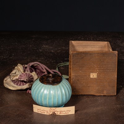 Lot 96 - (R) A RARE LONGQUAN YAO VASE IN POMELO SHAPED SELADON LIGHT GREEN GLAZE