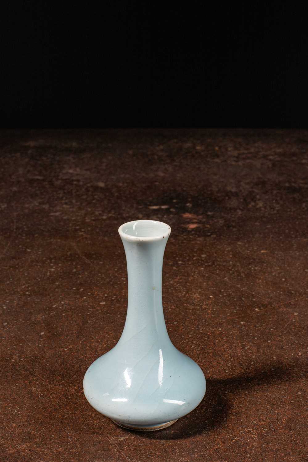 Lot 17 - (R) SMALL CLAIR DE LUNE GLAZED VASE QING DYNASTY , PROBABLY KANGXI PERIOD (1662-1722)