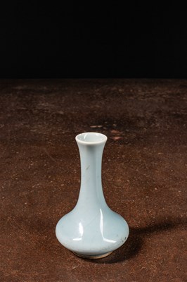 Lot 17 - (R) SMALL CLAIR DE LUNE GLAZED VASE QING DYNASTY , PROBABLY KANGXI PERIOD (1662-1722)