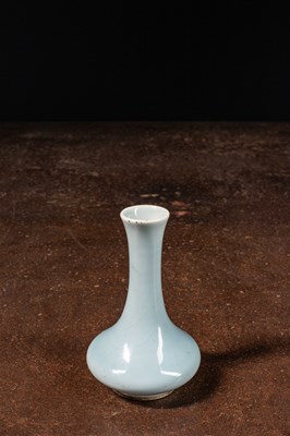 Lot 17 - (R) SMALL CLAIR DE LUNE GLAZED VASE QING DYNASTY , PROBABLY KANGXI PERIOD (1662-1722)