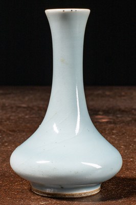 Lot 17 - (R) SMALL CLAIR DE LUNE GLAZED VASE QING DYNASTY , PROBABLY KANGXI PERIOD (1662-1722)