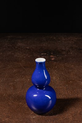 Lot 49 - (R) SMALL BLUE DOUBLE GOURD VASE QUING DYNASTY (1644-1911) CHINA