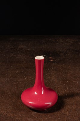 Lot 94 - (R) SMALL BULBOUS LONG-NECK VASE BRICK RED GLAZE, QING DYNASTY CHINA