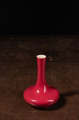 Lot 94 - (R) SMALL BULBOUS LONG-NECK VASE BRICK RED GLAZE, QING DYNASTY CHINA