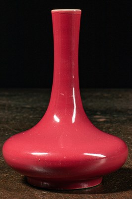 Lot 94 - (R) SMALL BULBOUS LONG-NECK VASE BRICK RED GLAZE, QING DYNASTY CHINA