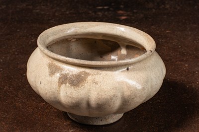 Lot 68 - (R) A YAOZHOU-TYPE CELADON BOWL WITH CRACKLED GLAZE, 10TH CENTURY SONG DYNASTY CHINA