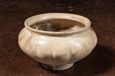 Lot 68 - (R) A YAOZHOU-TYPE CELADON BOWL WITH CRACKLED GLAZE, 10TH CENTURY SONG DYNASTY CHINA