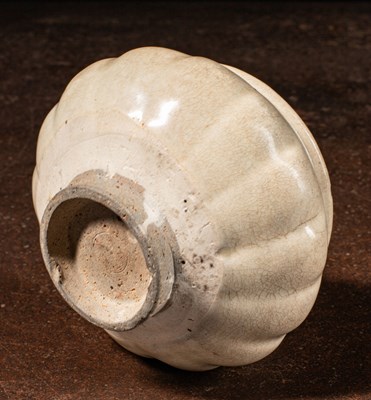 Lot 68 - (R) A YAOZHOU-TYPE CELADON BOWL WITH CRACKLED GLAZE, 10TH CENTURY SONG DYNASTY CHINA