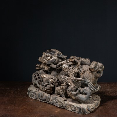 Lot 78 - (R) A LARGE BRONZE FIGURE OF A FOO DOG WITH CUBS, CHINA, 1950s