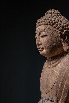Lot 5 - (R) LARGE SEATED CHINESE STONE BUDDHA NORTHERN QI DYNASTY (550-577) CHINA