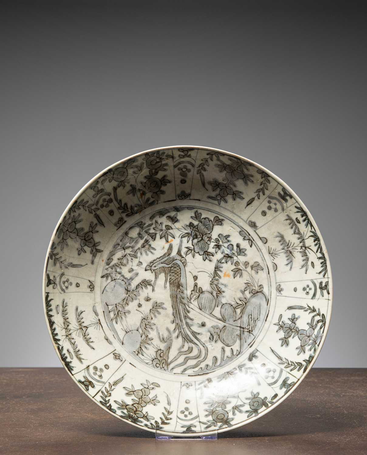 Lot 56 - (R) LARGE SWATOW DISH WITH BLUE AND WHITE PHOENIX DECOR CHINA LATE MING DYNASTY